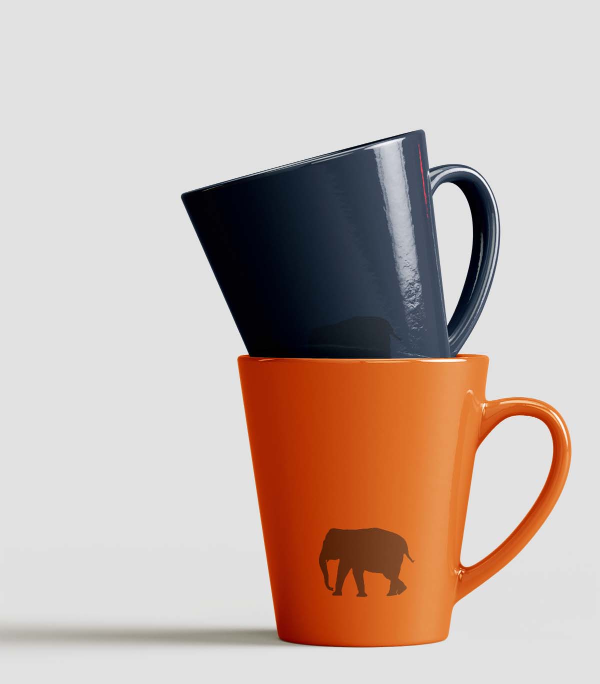 En blå kaffemugg och en orange. Båda med en elefant på.